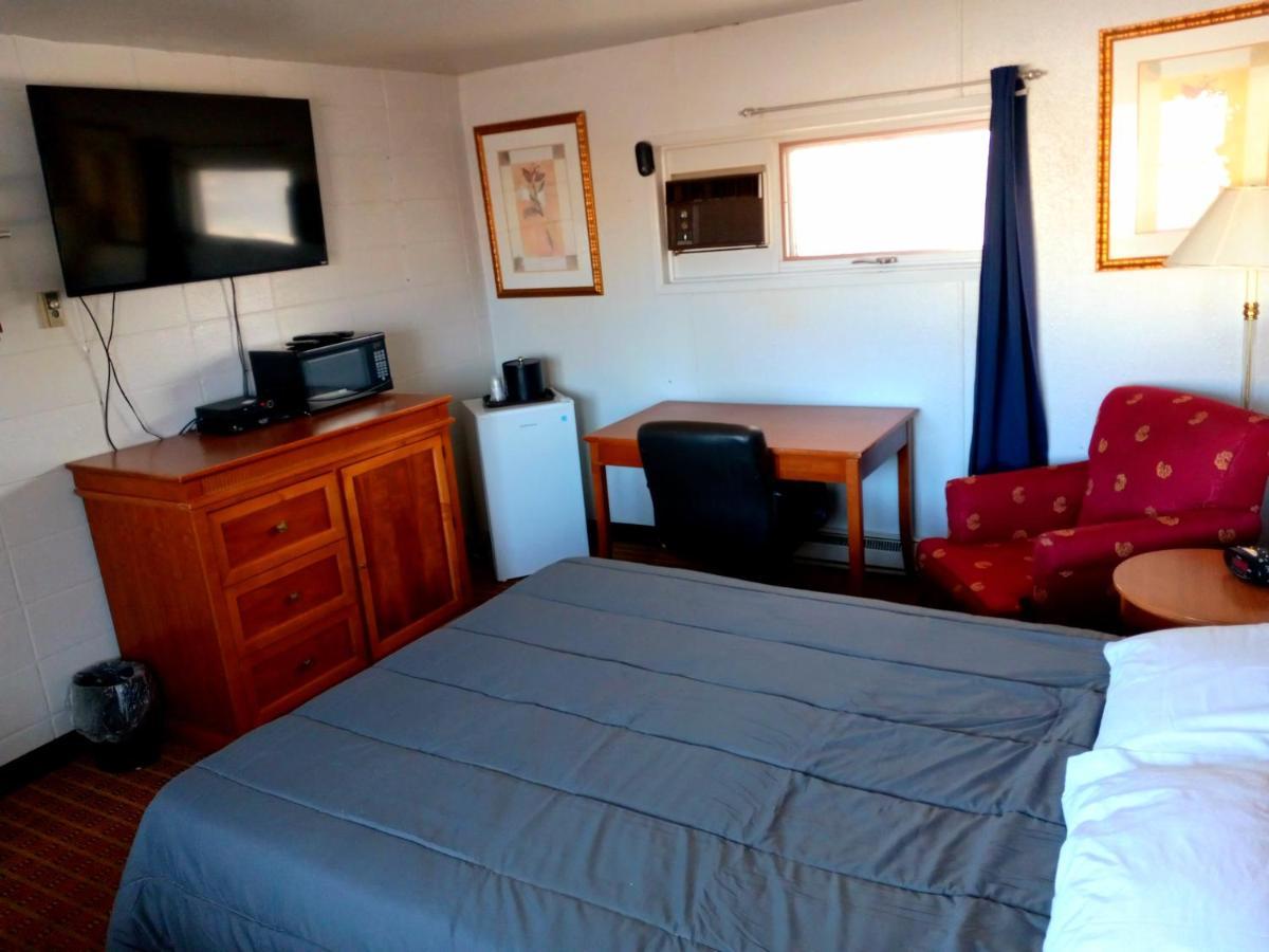 Chalet Inn Motel ドライデン エクステリア 写真