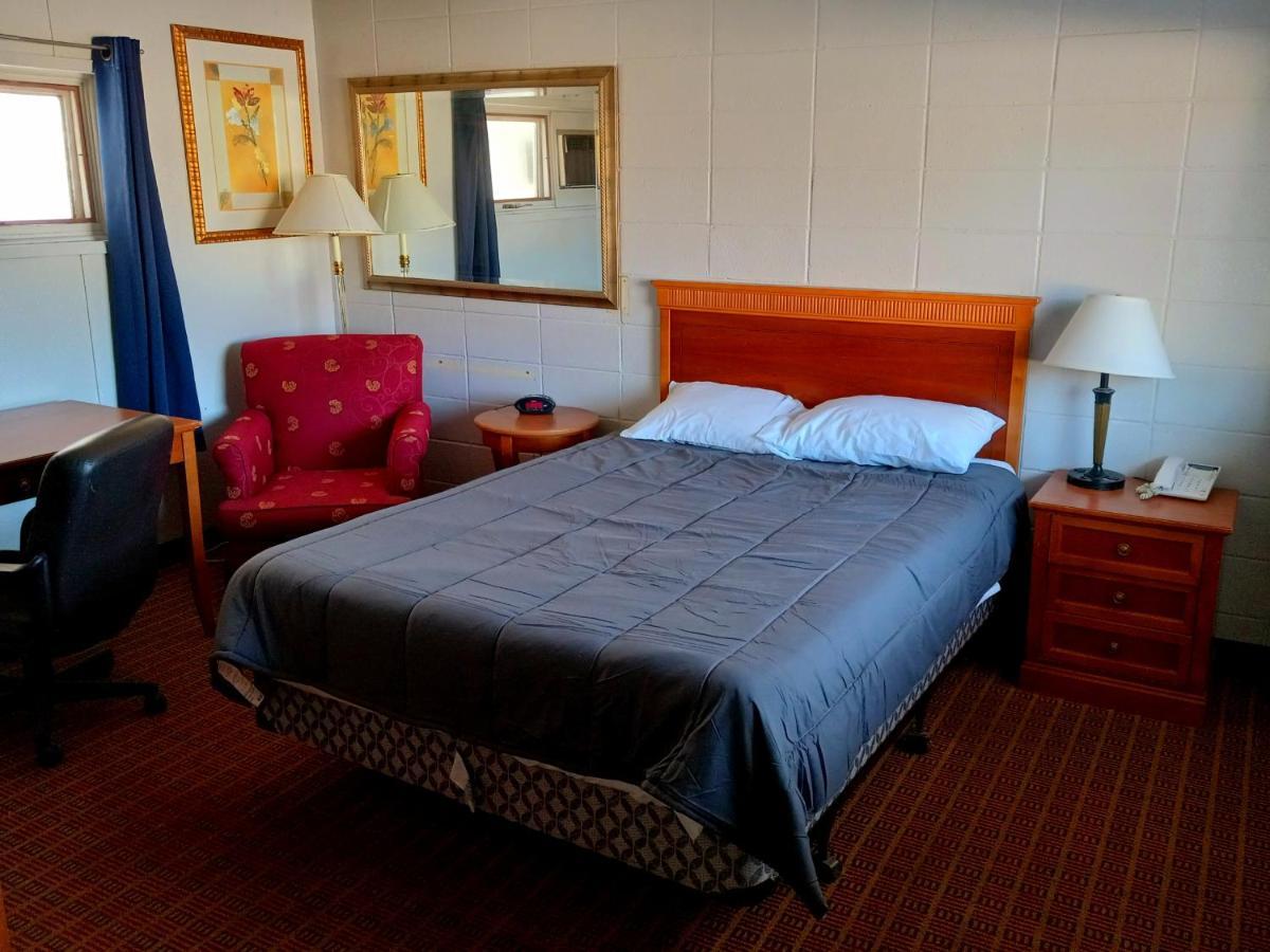 Chalet Inn Motel ドライデン エクステリア 写真