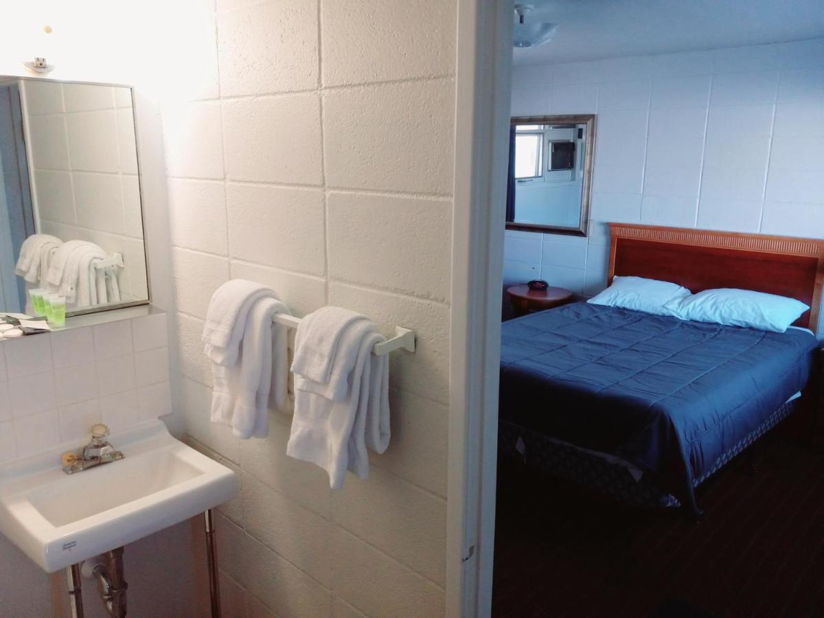 Chalet Inn Motel ドライデン エクステリア 写真