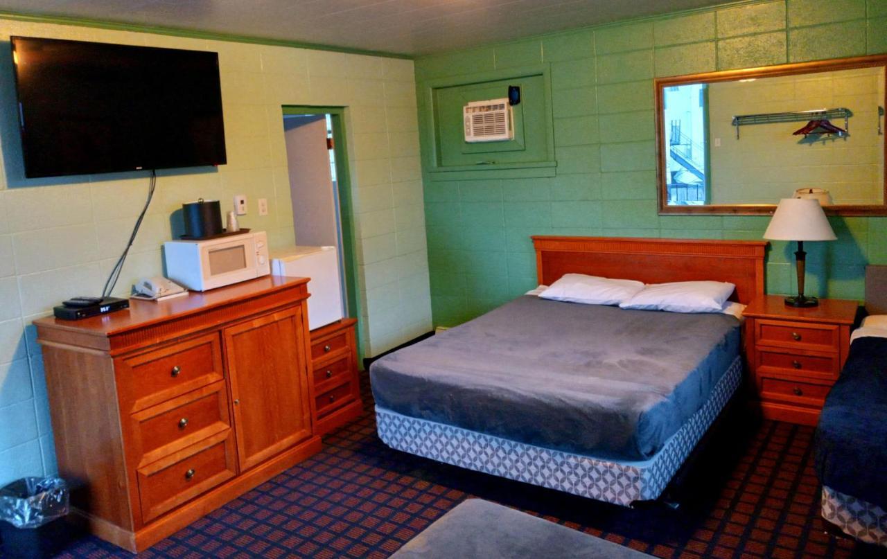 Chalet Inn Motel ドライデン エクステリア 写真